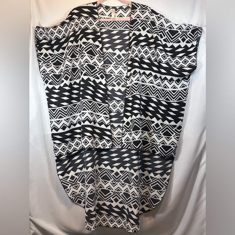 P. B. O. Black and White Geometric Patterned Kimono Size Large Oversized
